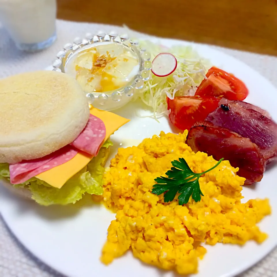 ハムチーズマフィン朝食🍔♡|🍎ゆかりんご🍎さん