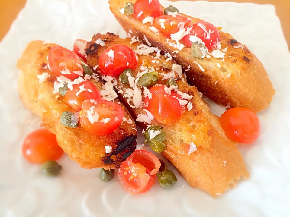 Snapdishの料理写真:Bruschetta with garlic,tomatoes|Masakiさん