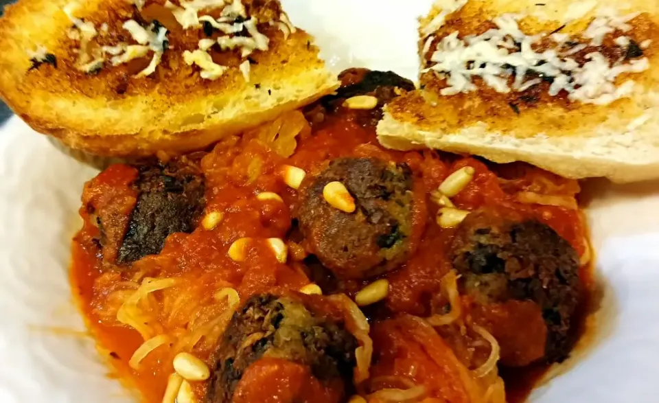 spaghetti squash spaghetti with mushroom meatballs and garlic bread|Jiraphon Gさん