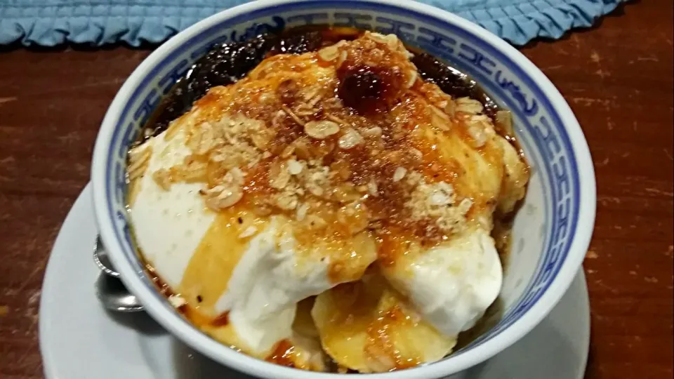 yoghurt with granola and banana 
 #banana
 #yoghurt|Angel_Nhessさん