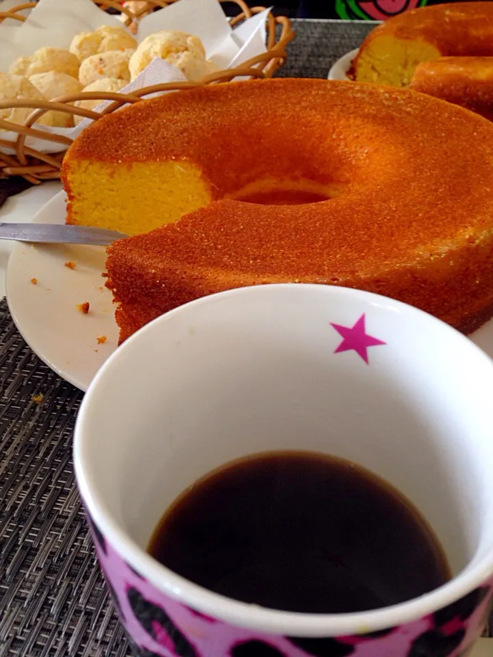 Pão de queijo c/ Calabreza 😋, bolo de mandioca e Bolo de Milho e o cafezinho básico ☕️|lucia inoueさん