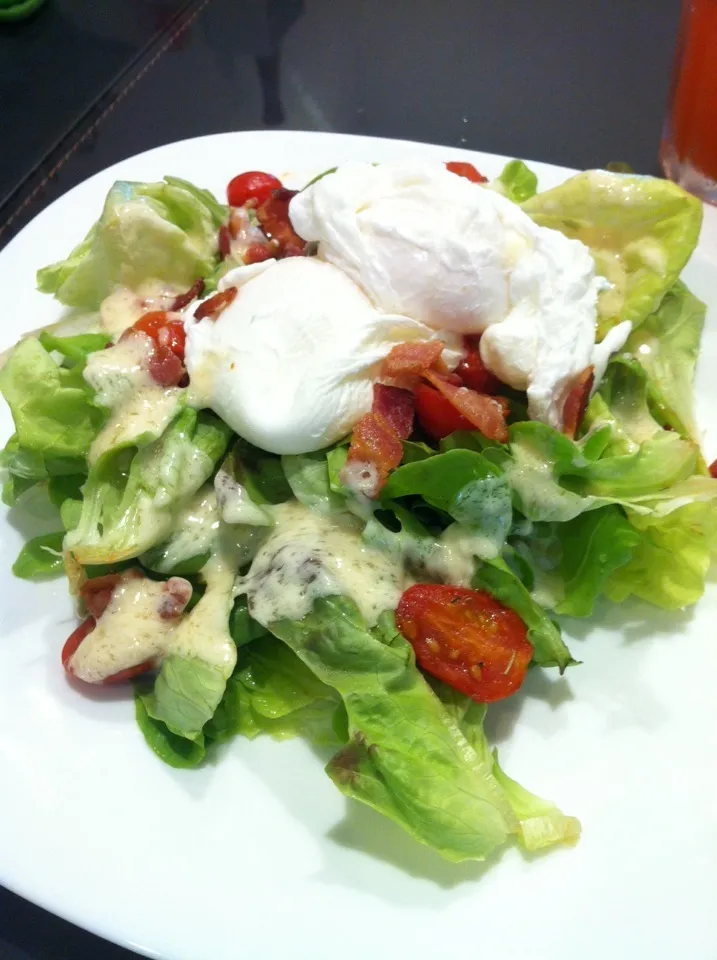 Poached eggs on lettuce and pan fried cherry tomatoes with crispy bacon and honey mayo dressing|Darren Loさん