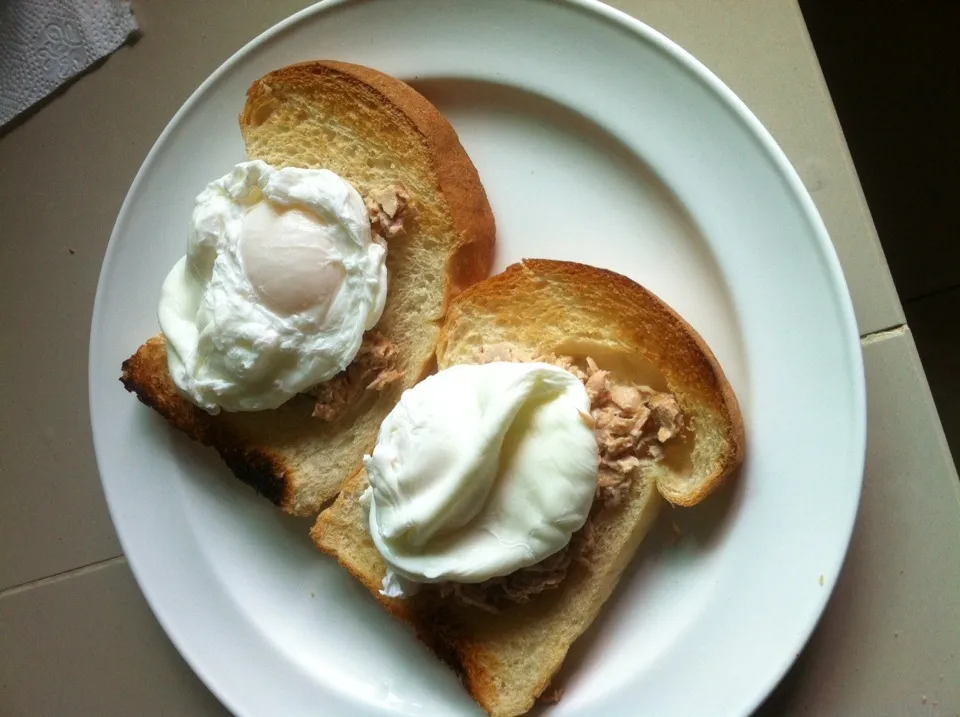 Poached eggs on Tuna and toast|Darren Loさん