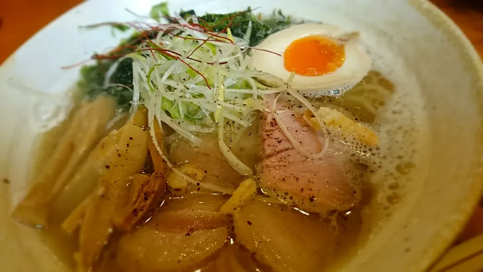 Snapdishの料理写真:麺元素@大阪天満　すだちがついてる塩ラーメン|tomingさん