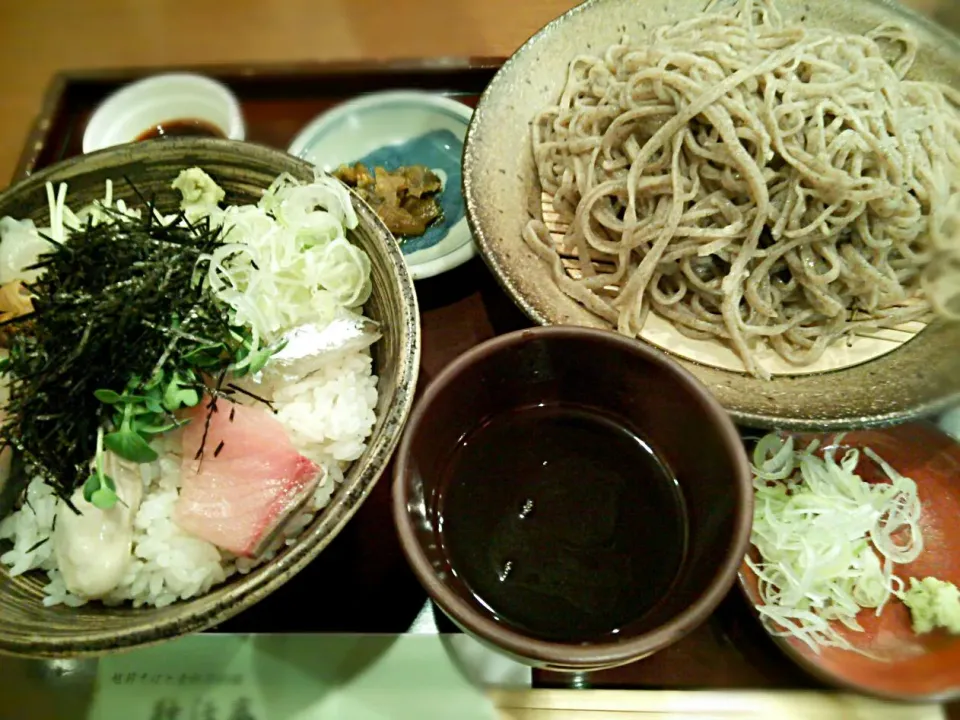 年の瀬ランチはお蕎麦屋さんで海鮮丼🐟＆ざる蕎麦🍝で御座いますわ 😃消毒液が使えないため、北風が身に沁みますわ🍃|にゃあ（芸名）さん