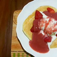 Snapdishの料理写真:pancake strawberry|SARIさん