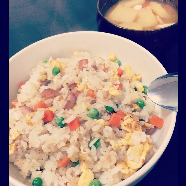 自分ランチ♡  炒飯☺︎  じゃがいも、人参、豆腐のお味噌汁☺︎|Naaさん