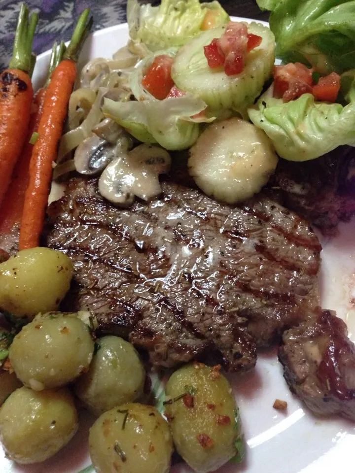 Grilled Steak with Gourment Carrot, Baby Potatoe Garlic Butter, Fresh Salad & Creamy Mushroom sauce.|Joha Hassanさん