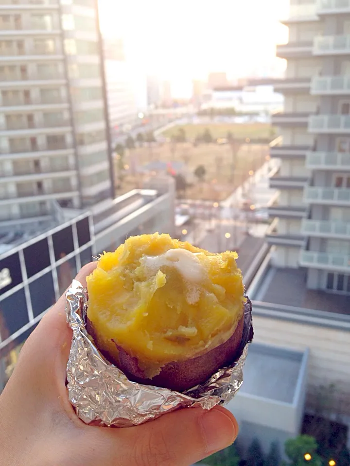 レンジで簡単焼き芋〜！バターは鉄板🎵|あきぷーさん