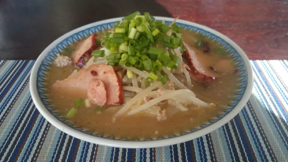 昨日中目の東急ストアで見かけた近所のオオゼキにはない「そら」の札幌味噌ラーメン。
こいつはなかなかのピット！！|SATOSHI OOCHIさん