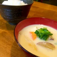 Snapdishの料理写真:豆乳の味噌汁|せわさん