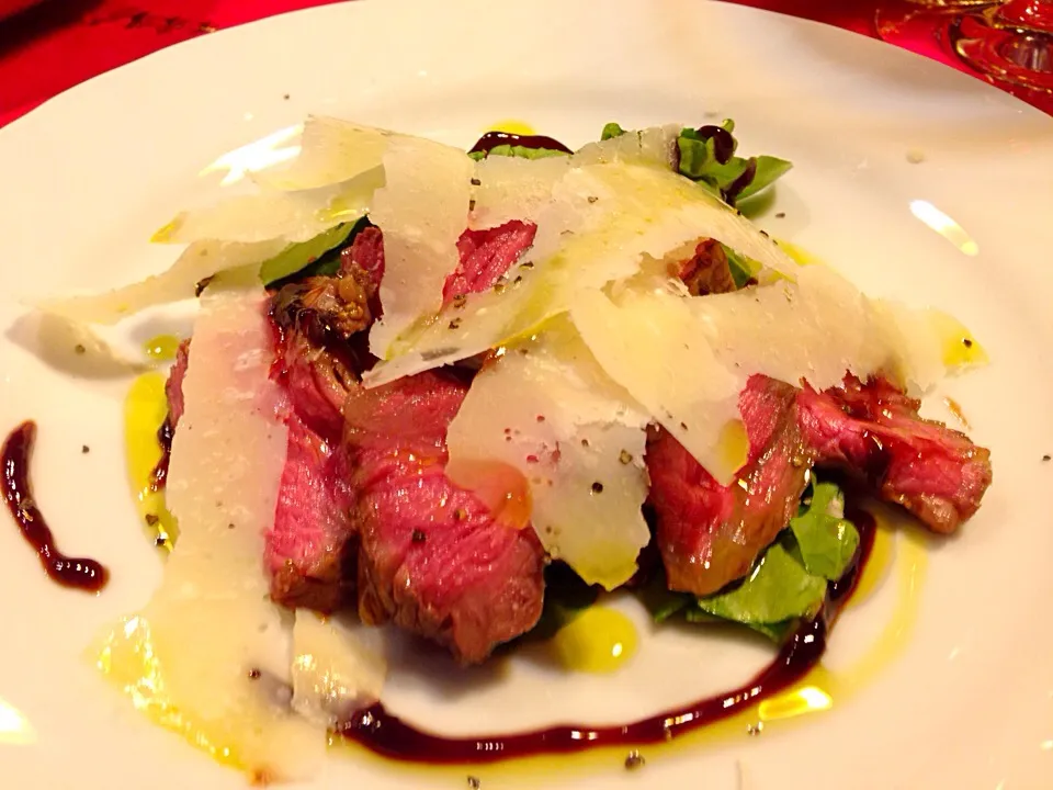 Tagliata di manzo con rucola e parmigiano all'aceto balsamico|Fabio  Palmieriさん