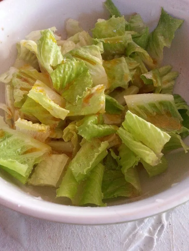 Snapdishの料理写真:simple salad.  romaine with fresh squeezed lemon and merken oil.|Polly Gelfusoさん