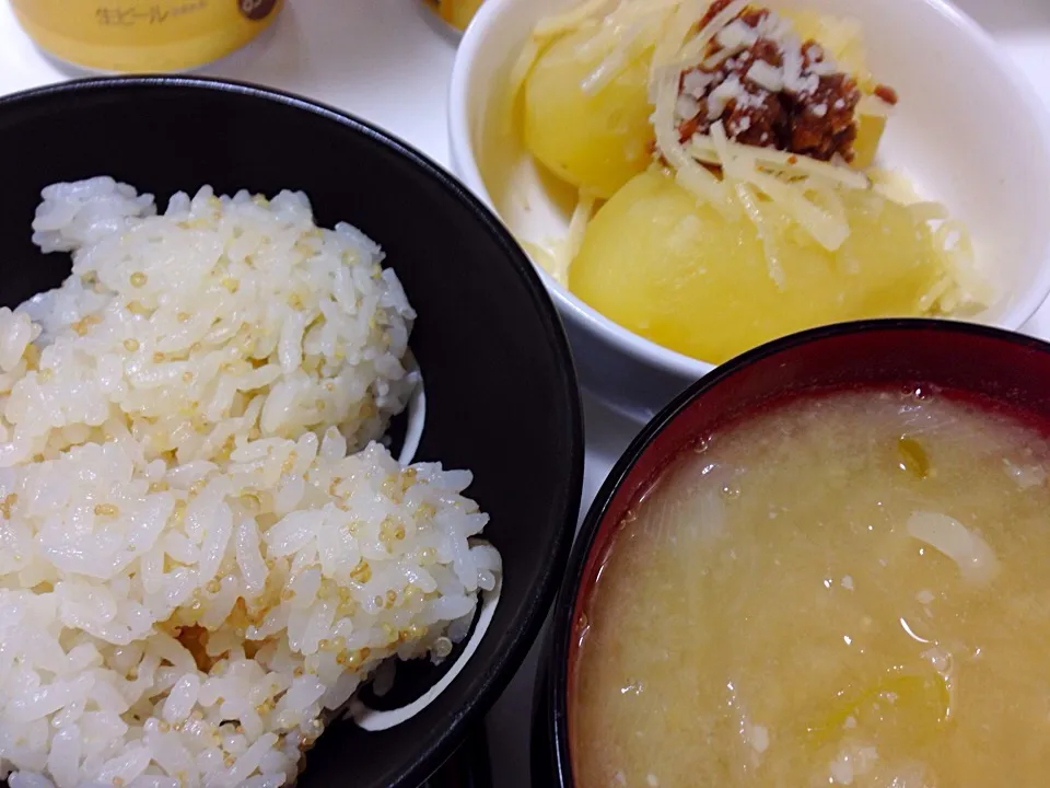 炊飯器で蒸したジャガイモを味噌とチーズで(^^)大根の味噌汁と雑穀ご飯♬山形のつや姫|Hiroo  Higuchiさん