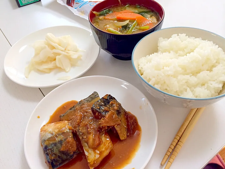 おサバの味噌煮の残りとカブの酢の物と、豚汁っていう和食な感じにまとめました|LOUPEのオフィスごはんさん