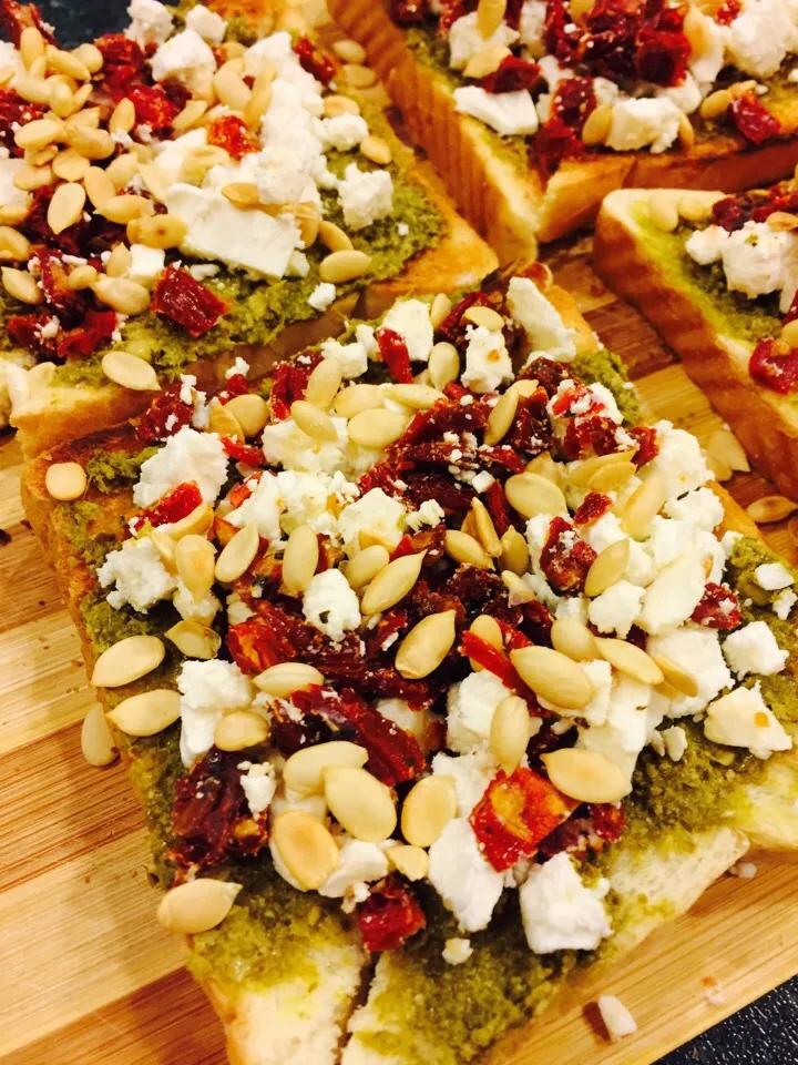 Pesto, sundried tomato, feta and sunflower seed toastie|Georgina Fernandez Peterさん