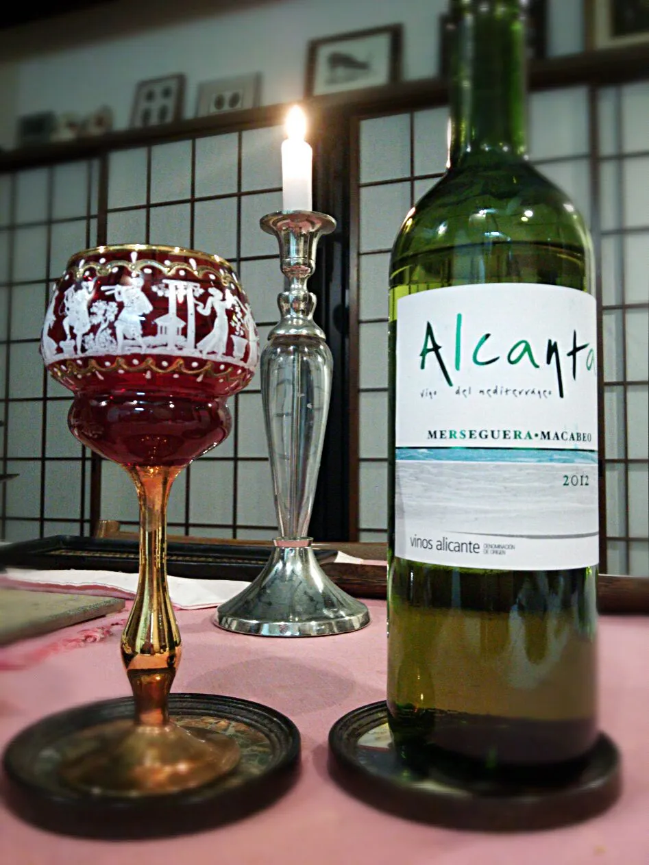 La vino blanco mia de esta noche es Alcanta!
今夜の白ワインは地中海に面したAlicante産のアルカンタラ、何故かムラノグラスで(^^ゞ|quitaさん