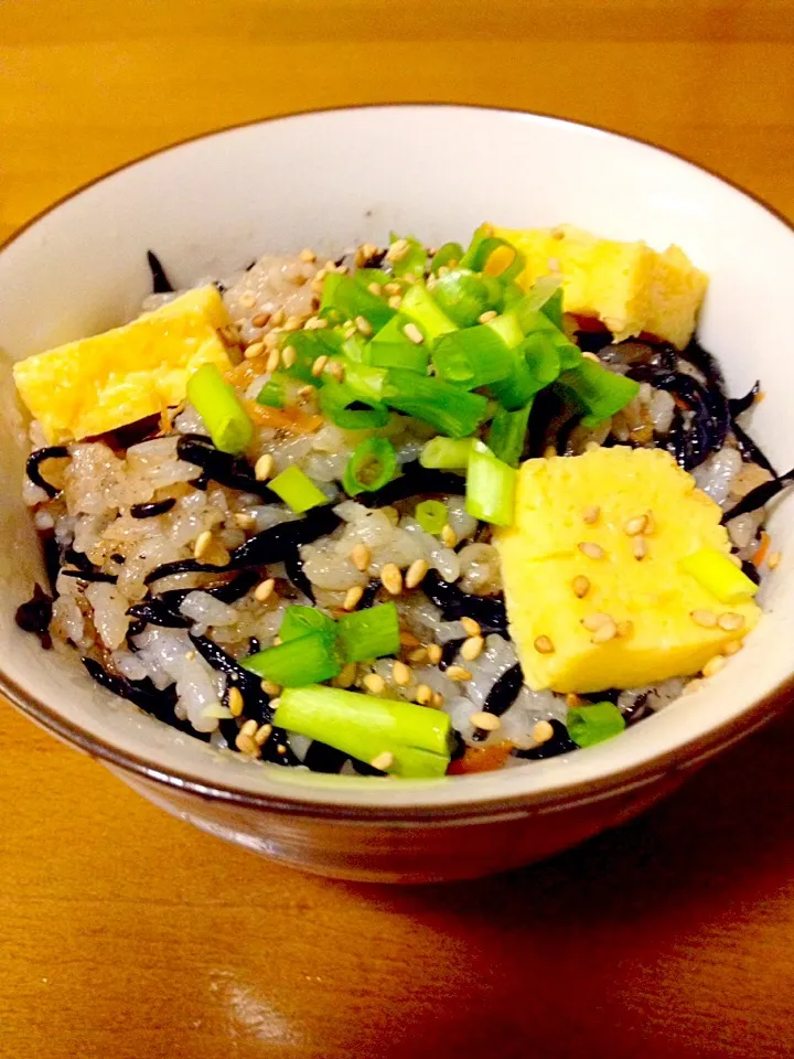 ひじきの混ぜご飯🍚卵焼きのせ|まいりさん