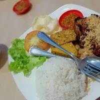 Nasi ayam penyet. #IndonesianFood|Nurul Humaira Mohamad Norさん