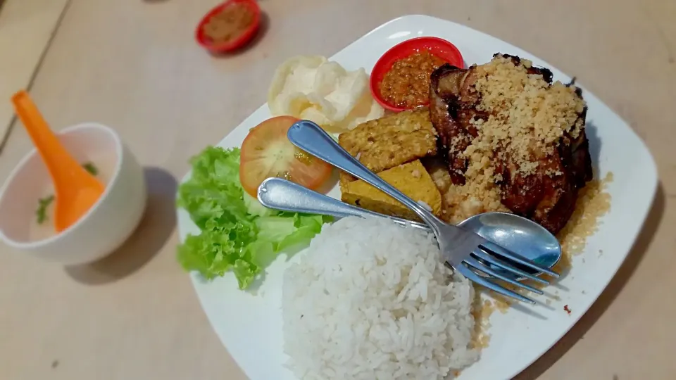 Nasi ayam penyet. #IndonesianFood|Nurul Humaira Mohamad Norさん