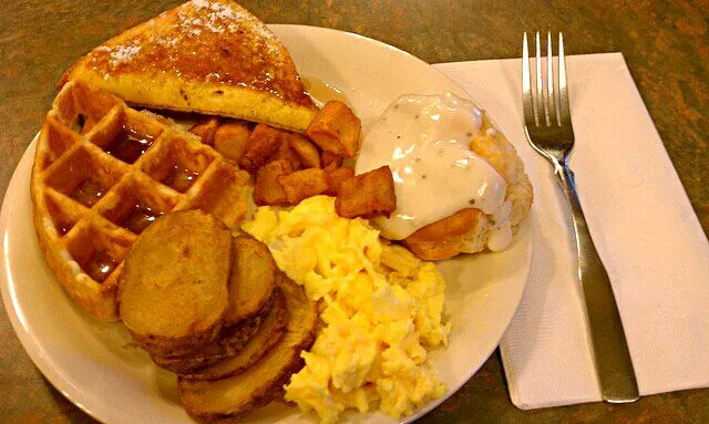 Snapdishの料理写真:2014 Food Recap 🎭 ❤ 🎭 #Breakfast/Brunch at Johnny B's Diner #Diner Waffles +Hashbrown Southern Potato + French Toast + #Eggs + Southern Buttermilk Biscuits Topp|Alisha GodsglamGirl Matthewsさん