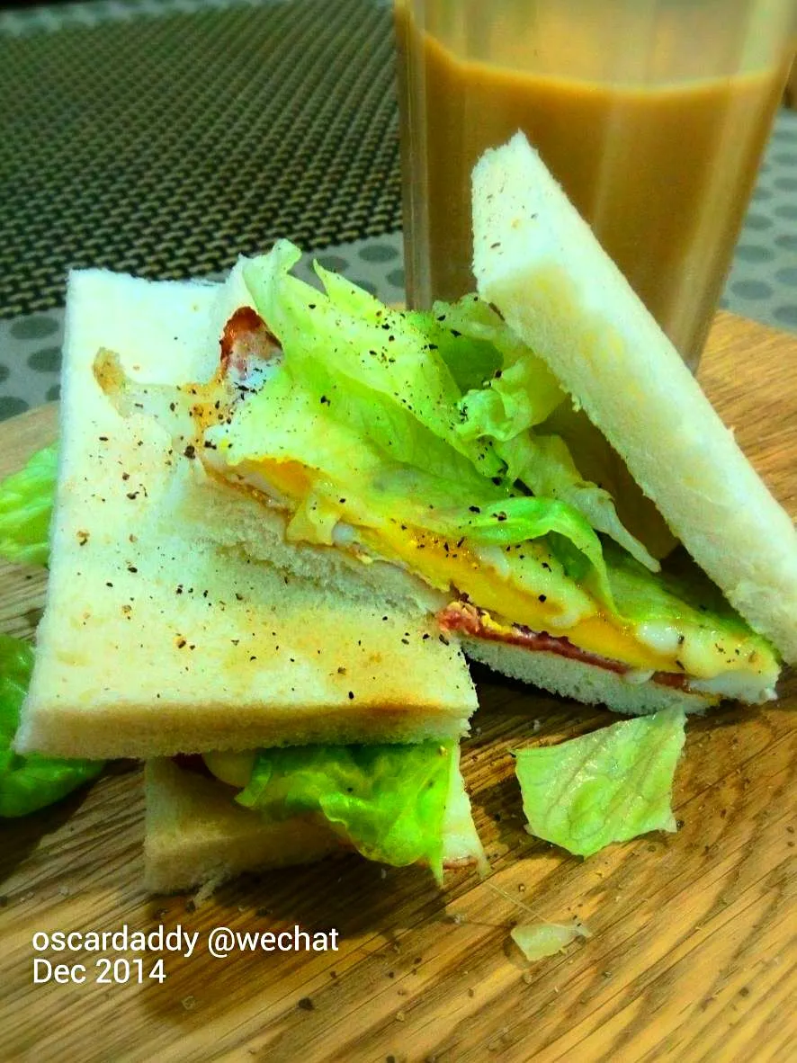 Hong Kong Style Sandwich plus a HK style cold tea with milk, a simple breakfast.|Gavin Wong (香港の人々)さん