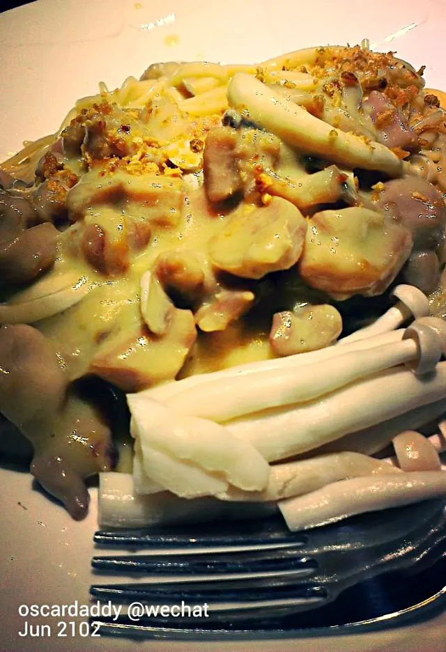 Snapdishの料理写真:Chicken and mushrooms.|Gavin Wong (香港の人々)さん