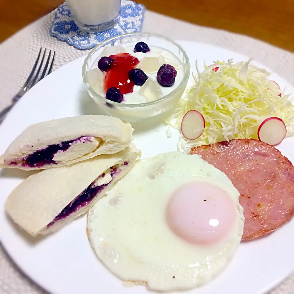 Snapdishの料理写真:手作りランチパック♡クリチとブルーベリーサンド🍞|🍎ゆかりんご🍎さん