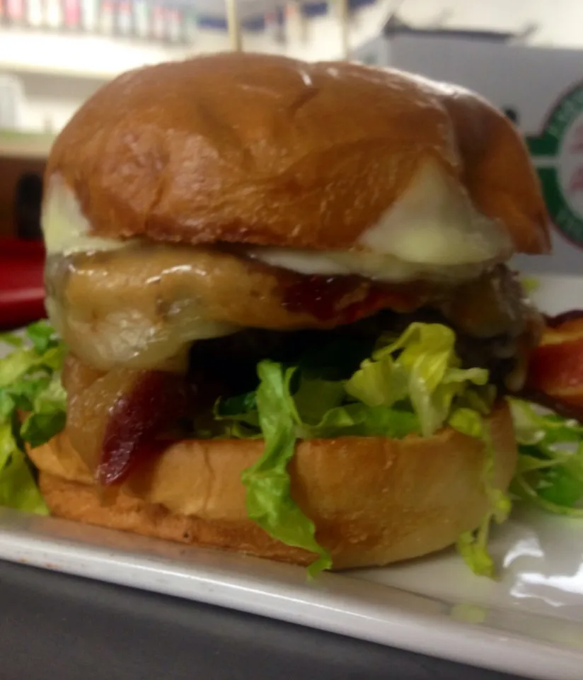 Peanut butter and jelly bacon burger|peggy waldonさん