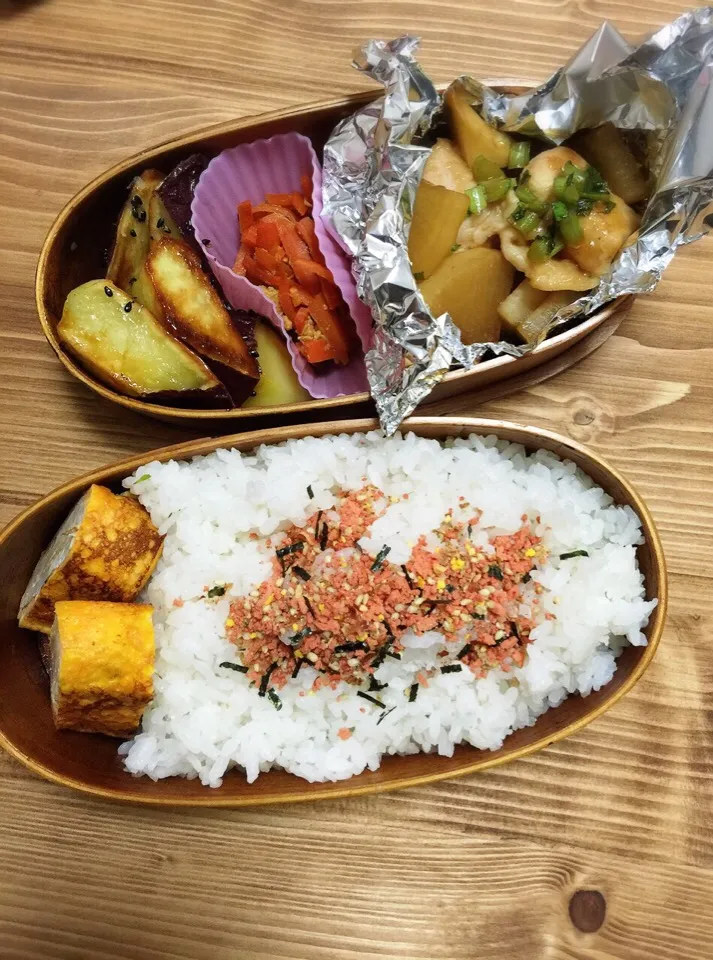 鶏肉と大根と大根の葉のシャキシャキ炒め。人参のしりしり。大学いも。卵焼き。キャベツの味噌汁。|Reina Reinaさん