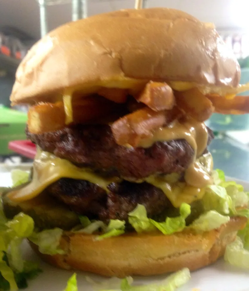 Burger Basket-double burger, American cheese, pickles, and fries|peggy waldonさん