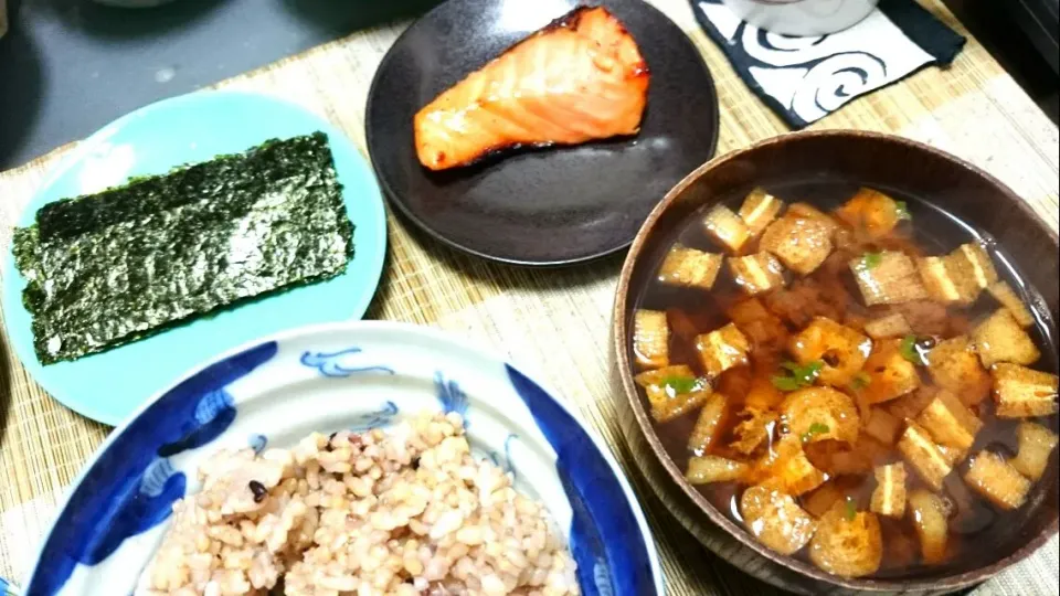 鮭の味噌漬け＆焼き海苔大根の葉の味噌汁|まぐろさん