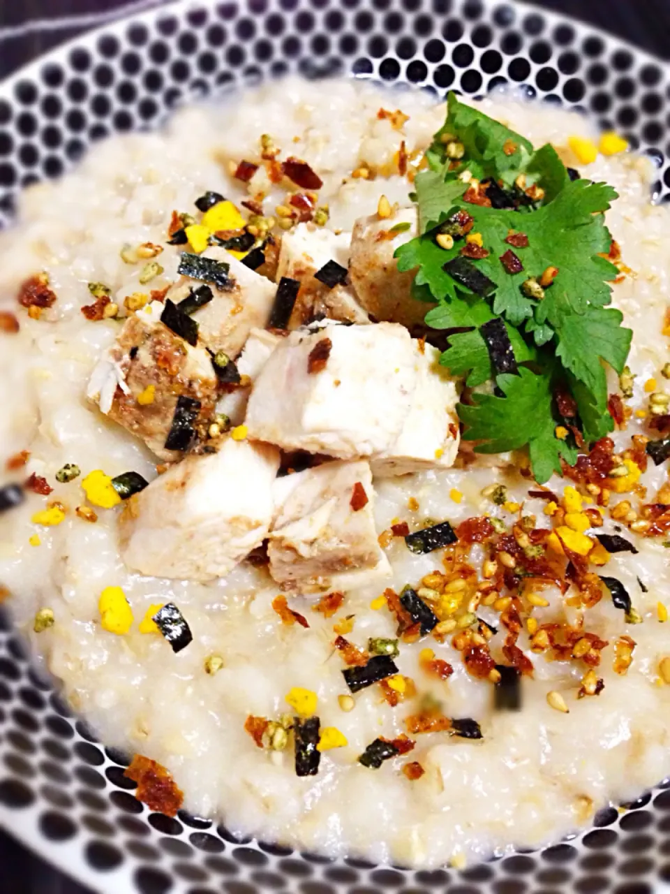 Savory oatmeal - slow cooker steel cut oats with pesto roasted chicken, coriander and furikake|coxiella24さん