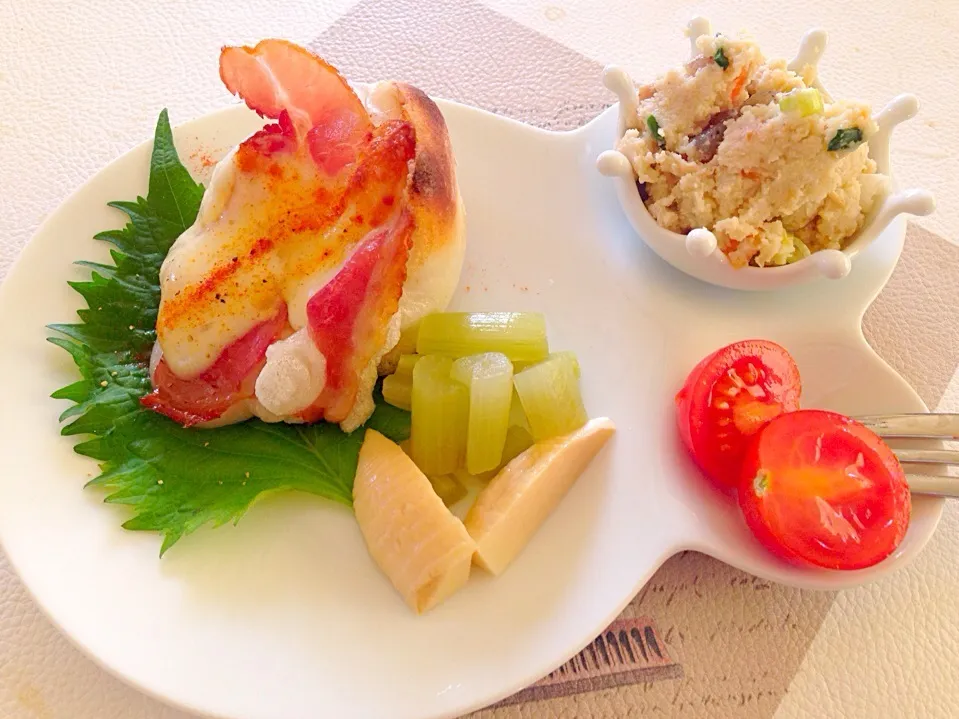 餅とハムのピザ 紫蘇巻き  とふき、筍の煮物、おから  朝食です|プリュパリスさん