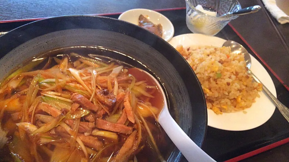 【日替定食】ネギチャーシュー麺と小チャーハンを頂きました。|momongatomoさん