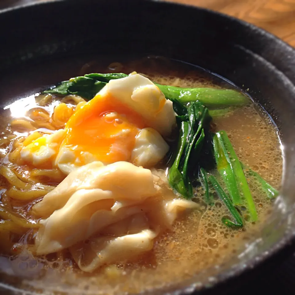 テケトーランチは、セブンのラーメン《すみれ》濃厚味噌が身体を温めてくれました🍜|koji toyodaさん