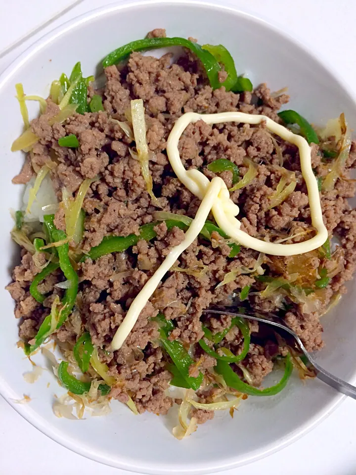 ミョウガとピーマンとそぼろの仲良し丼|LOUPEのオフィスごはんさん