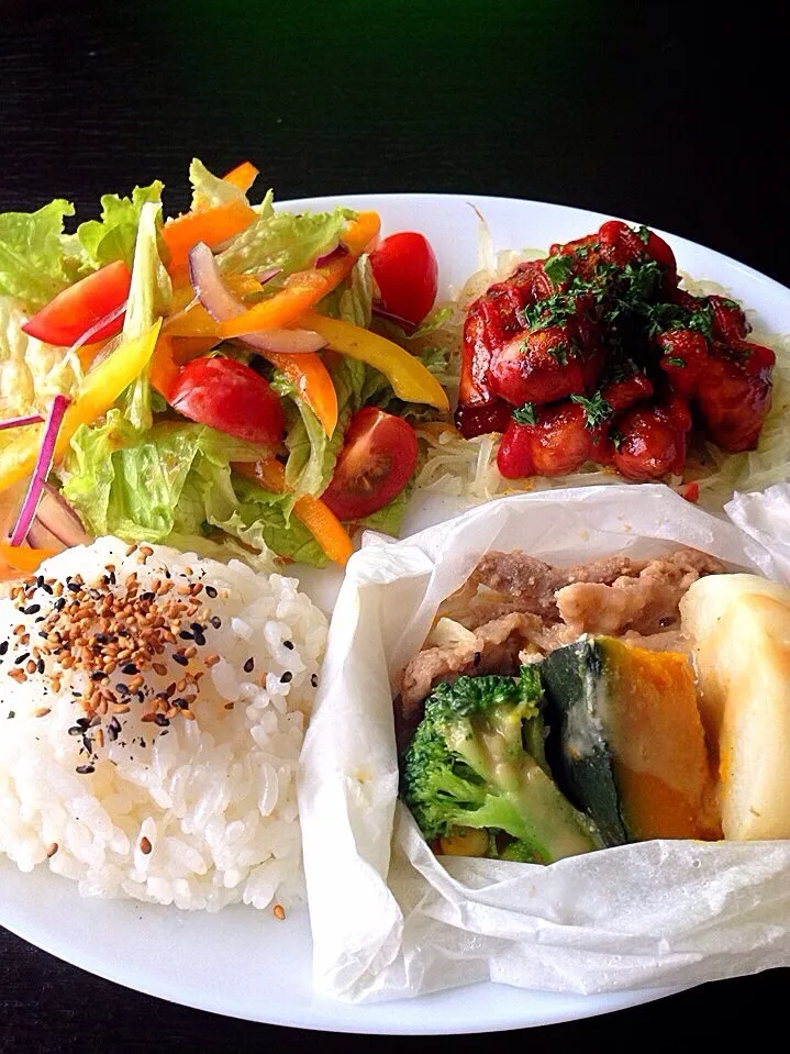 ⭐️豚肉と野菜の包み焼き ⭐️カリーブルスト ⭐️野菜サラダ オニオンドレッシング|よっちぃさん