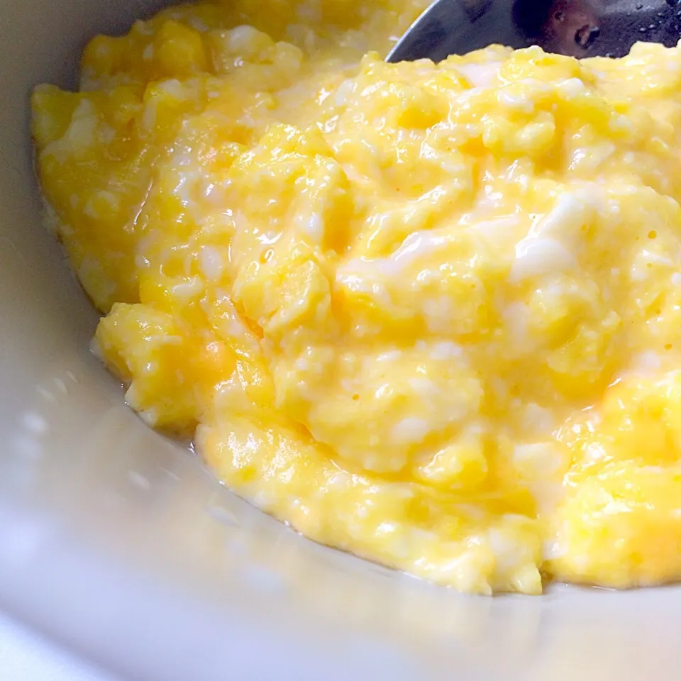 Cheesy scrambled eggs|Lisa Tanさん