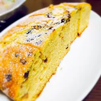 Snapdishの料理写真:イチゴジャムのパウンドケーキ(チョコチップ乗せ)|みゆさん