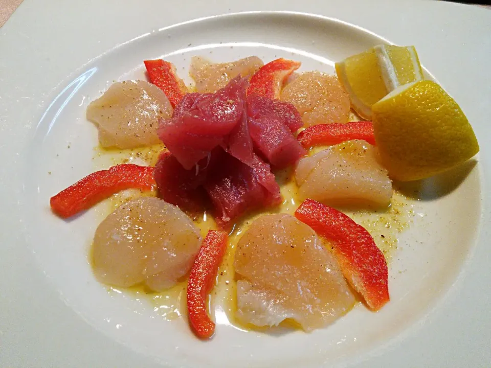 Carpaccio di Pettino e Tonno a mi maniera.
我流ホタテ貝とマグロのカルパッチョ(^^ゞ|quitaさん