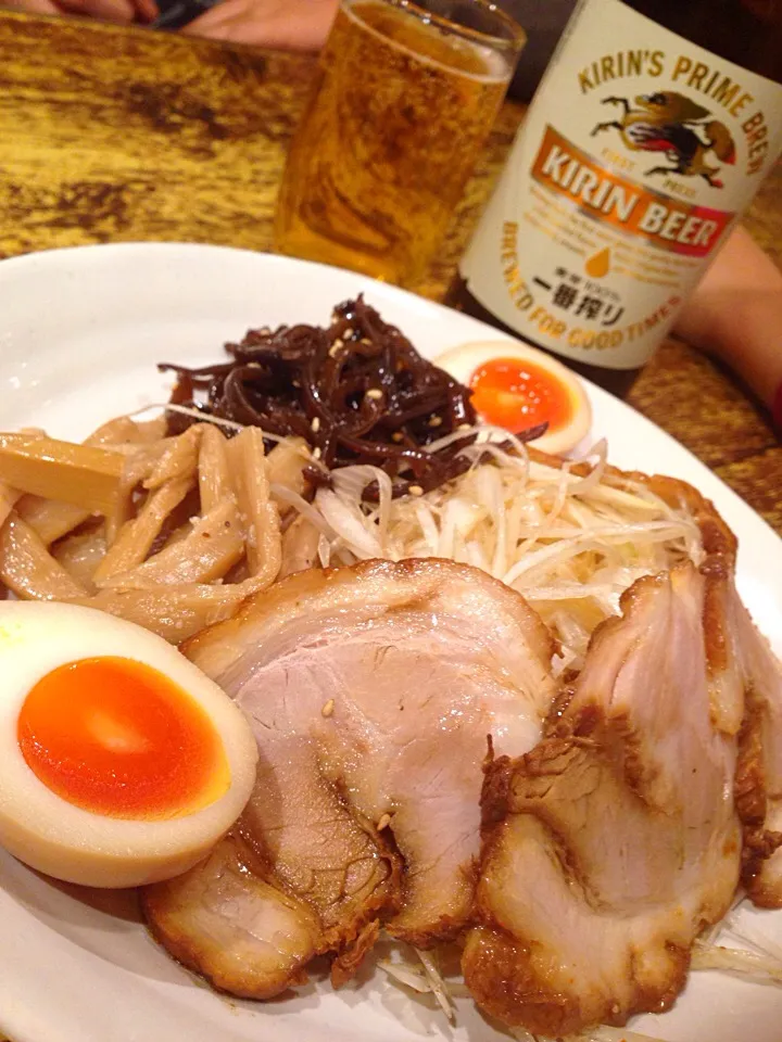 近所のラーメン屋さんで🍺つまみモリモリ550円ありがたい😍|アイさん