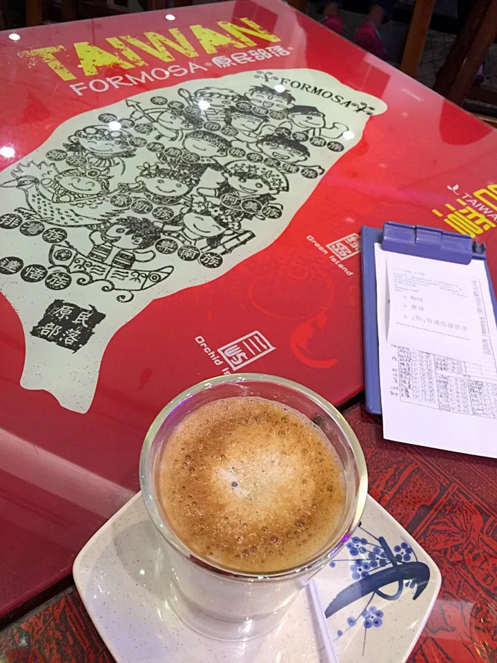 Love the doodle art on the table, while sipping my black coffe ☕️|Meliaさん