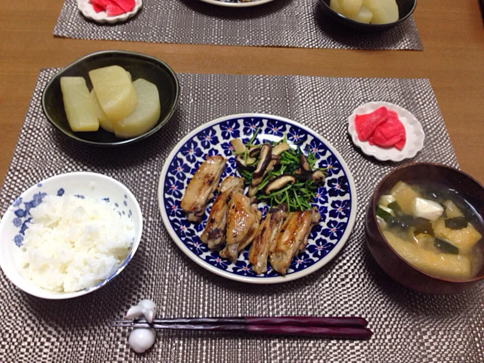 鶏肉手羽中☆豆苗キノコバター炒め☆大根煮物☆お味噌汁☆赤カブ酢漬け☆|Milfeliceさん