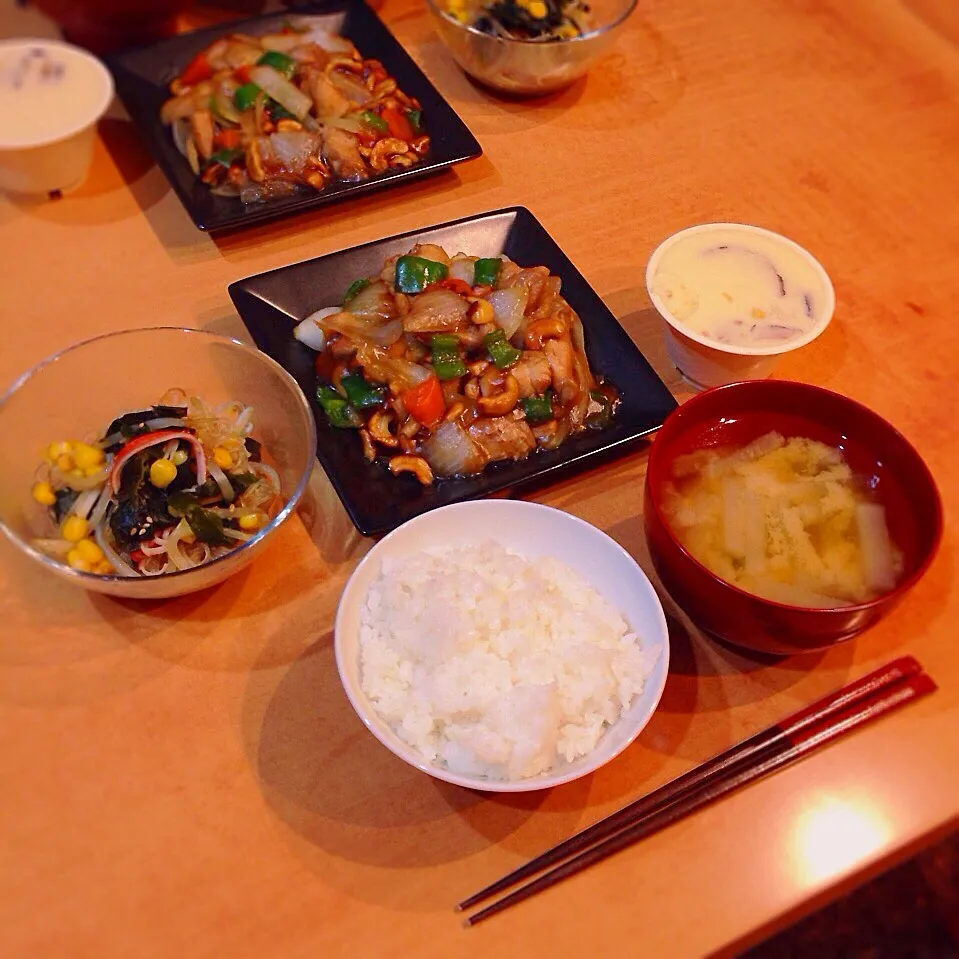 Snapdishの料理写真:鶏肉とカシューナッツの炒め物、春雨サラダ、茶碗蒸し、大根とワカメの味噌汁|はるさん