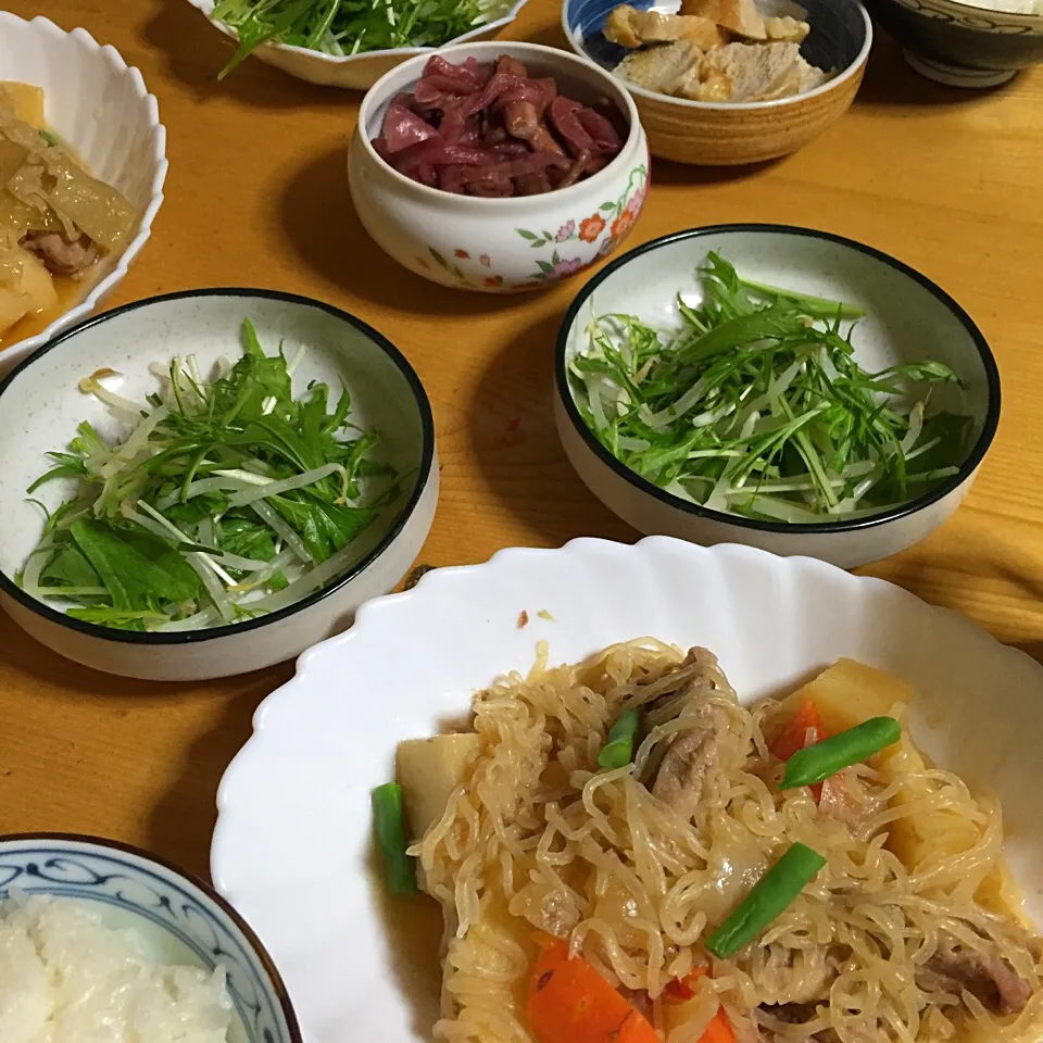 今日の晩ご飯は、肉じゃが、水菜ともやしのサラダ、いもがらのピクルス、お味噌汁。|ゆえさん