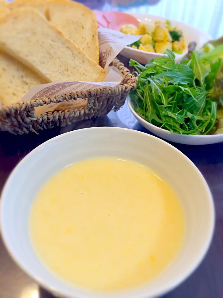 今日のランチはコーンポタージュとイタリア風食パン🌸|はやちんさん