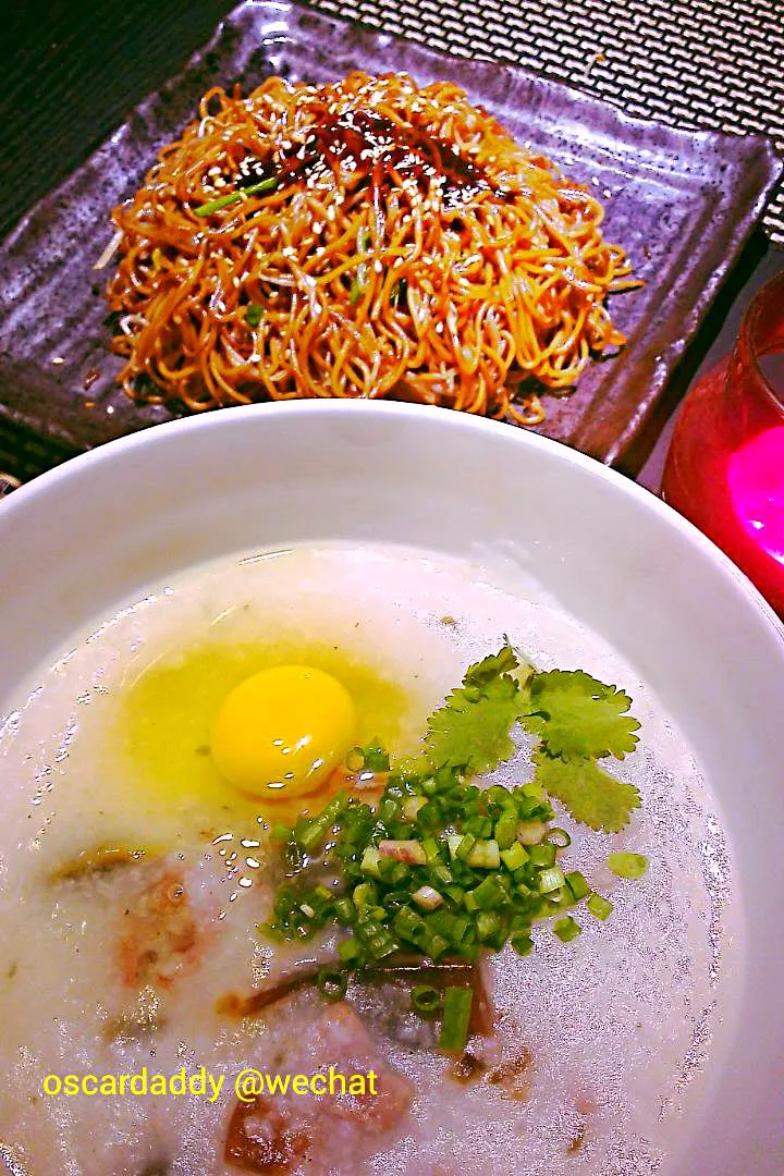 Cantonese lean meat, preserved egg gruel and "chow mein"(fried noodle) ピータン赤身粥【皮蛋瘦肉粥配炒麵】早餐; a traditional Chinese breakfast.|Gavin Wong (香港の人々)さん