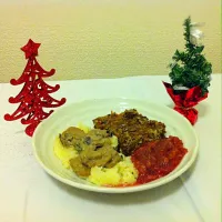 Xmas Dinner leftovers: Califlower-Potato Mash, Happy Herbivore Mushroom Gravy, HH Lentil Loaf, and Cranberry Sauce (465 kcal, 90g carb, 8g f|Joanna Blackさん