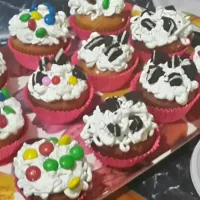 Snapdishの料理写真:cupcake filled with Oreo and  m&m's suprise|Samia Zouanatさん